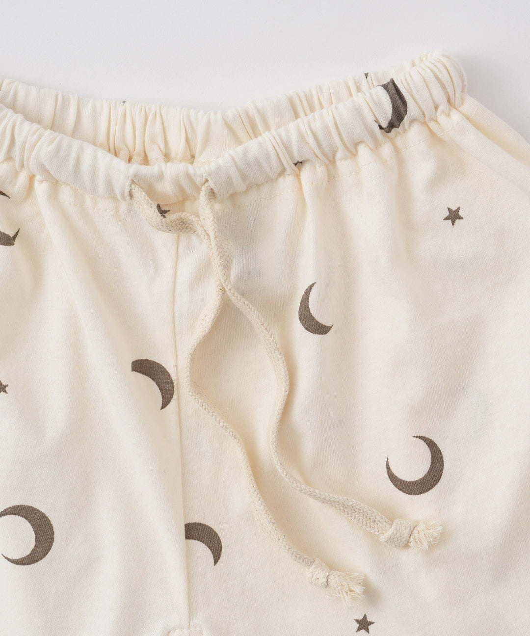 ชุดเสื้อยืดแขนสั้นและกางเกงขาสั้น