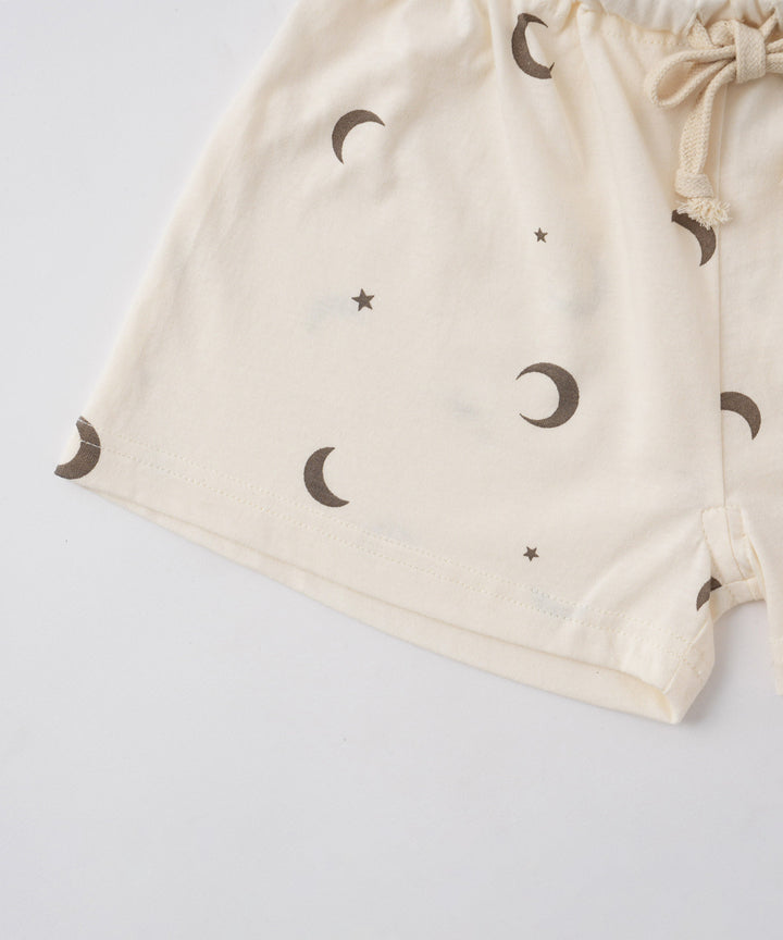 ชุดเสื้อยืดแขนสั้นและกางเกงขาสั้น