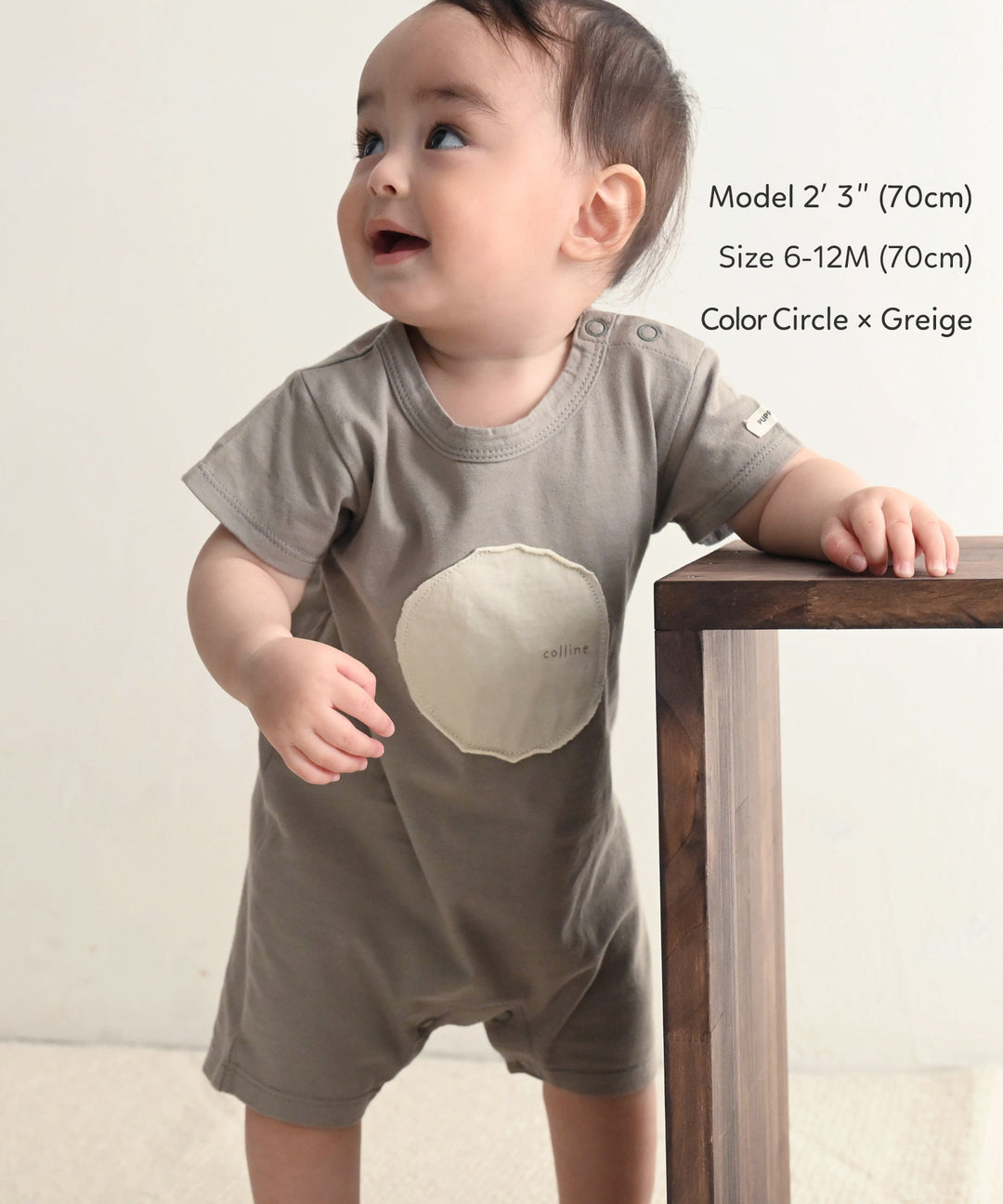 Short-sleeved rompers with motif patch