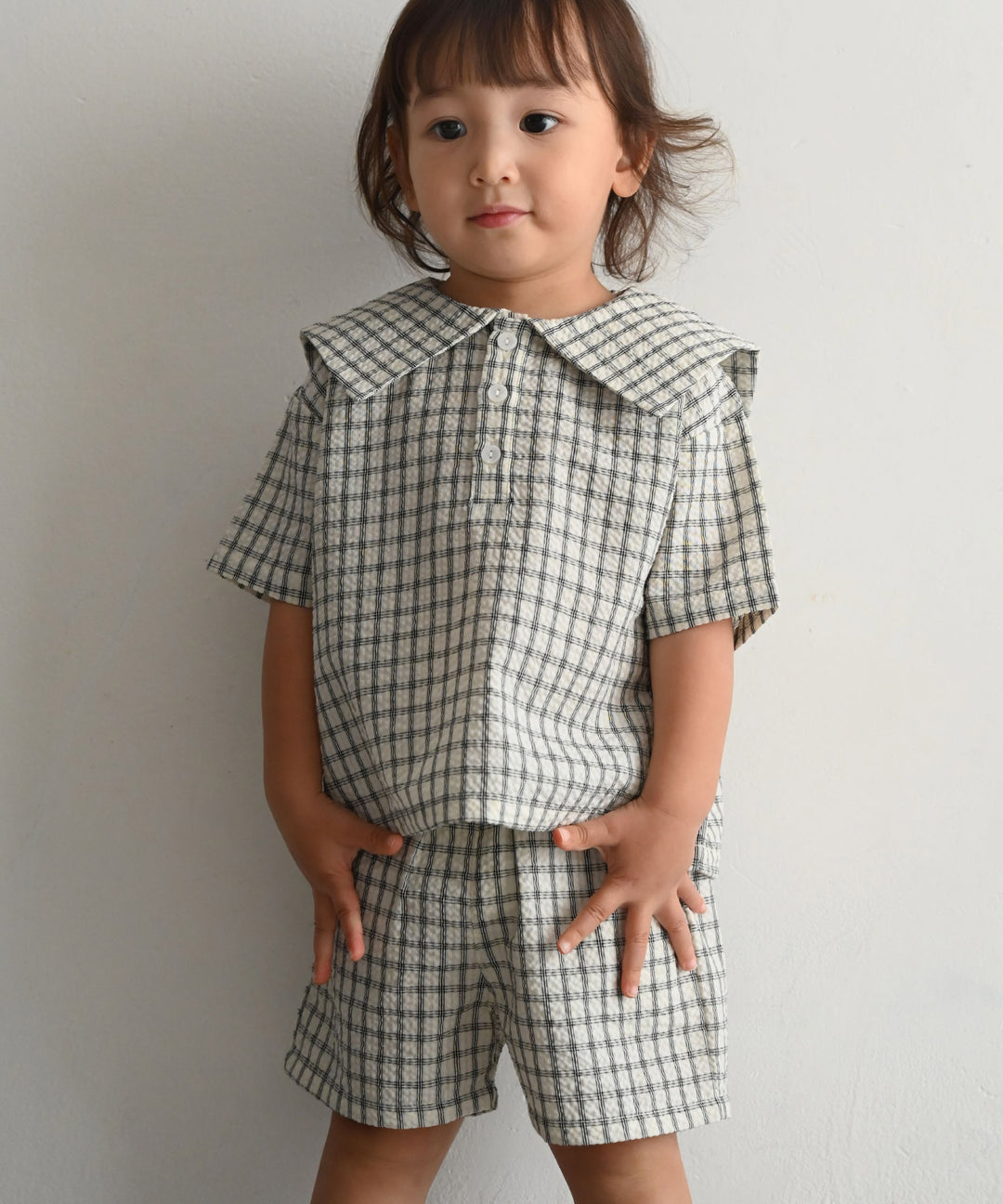 ชุดเสื้อแขนสั้นคอปกกะลาสีและกางเกงขาสั้น