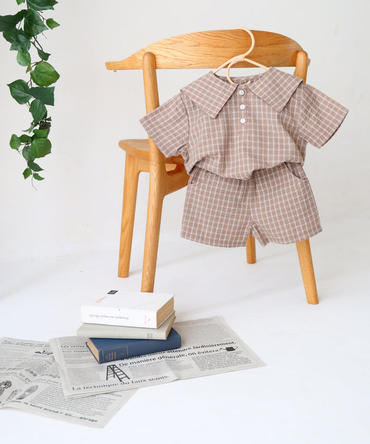 ชุดเสื้อแขนสั้นคอปกกะลาสีและกางเกงขาสั้น