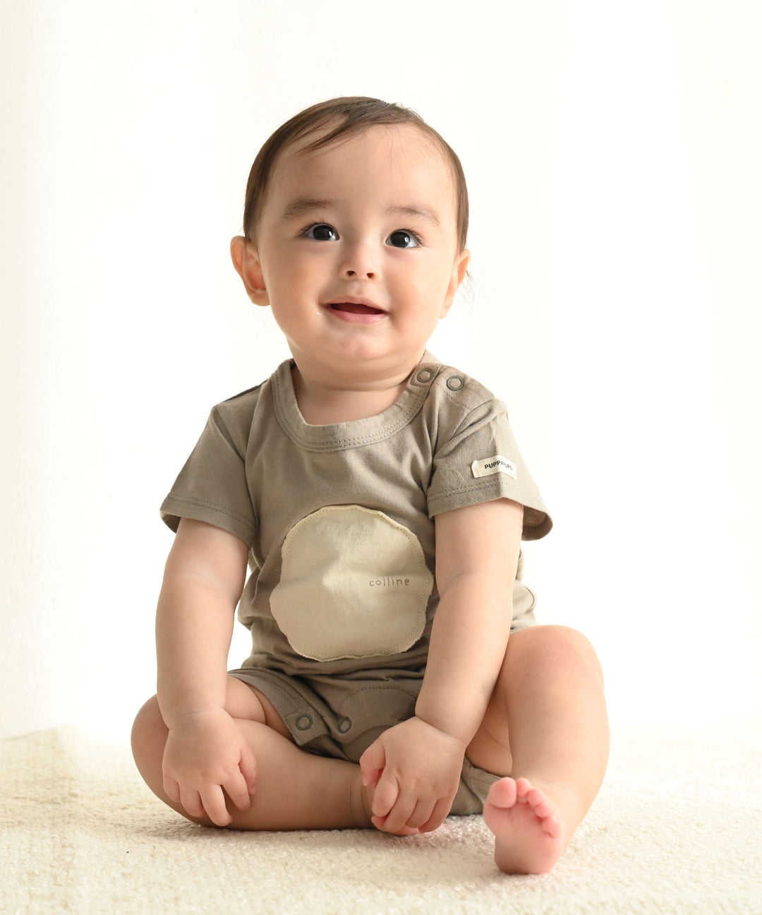 Short-sleeved rompers with motif patch