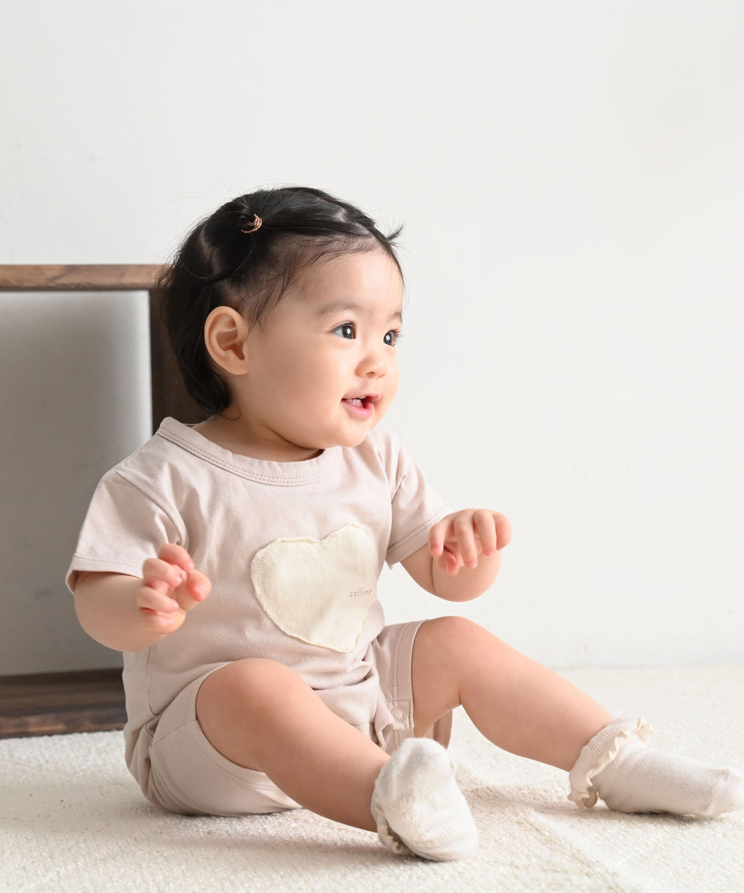 Short-sleeved rompers with motif patch