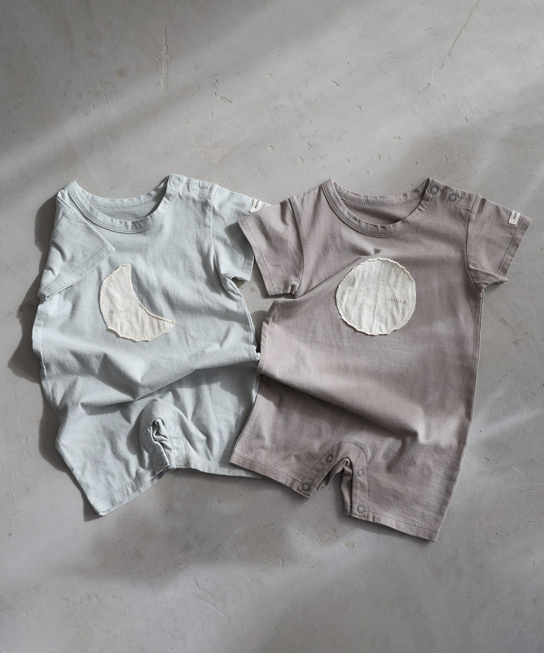 Short-sleeved rompers with motif patch