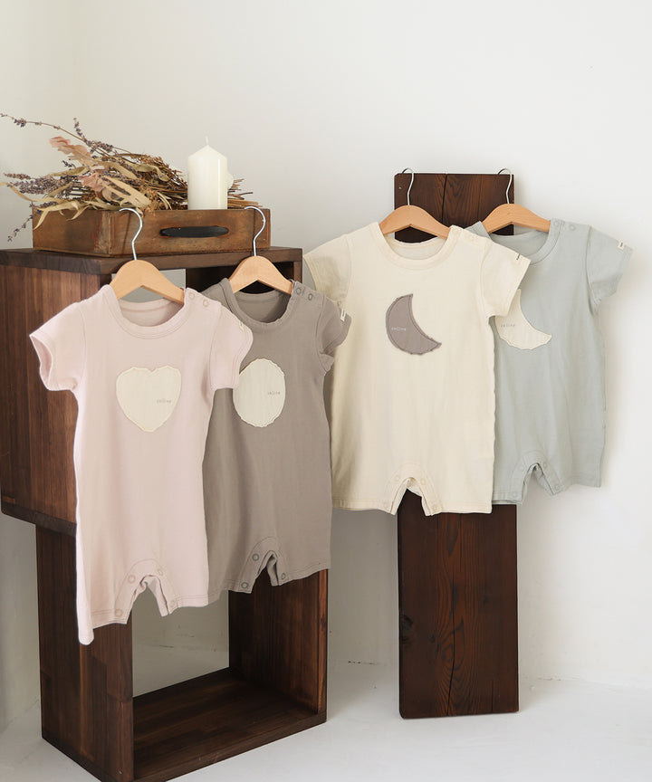 Short-sleeved rompers with motif patch